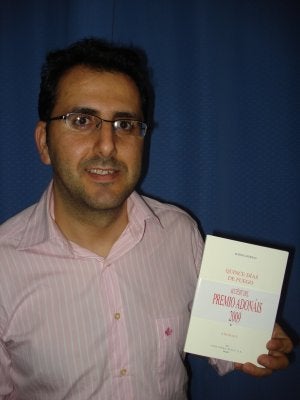 Mario Lourtau, con un ejemplar de su poemario. ::
HOY/