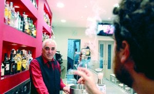 Un cigarro, apurándose en un cenicero, que una persona acompaña en un bar con una cerveza. :: J. M. ROMERO/