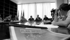 Reunión del Comité de Dirección del Plan Infoex, ayer, en la sede de la Consejería de Industria. :: BRÍGIDO/