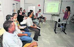 Los alumnos que participan en los primeros talleres que se imparten en Badajoz escuchan las explicaciones de la monitora. :: JOSÉ VICENTE ARNELAS/