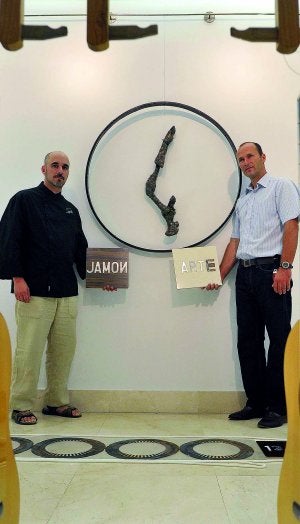 Pepe Alba y Manuel Mata junto a un hueso hecho escultura. :: J. V. A./