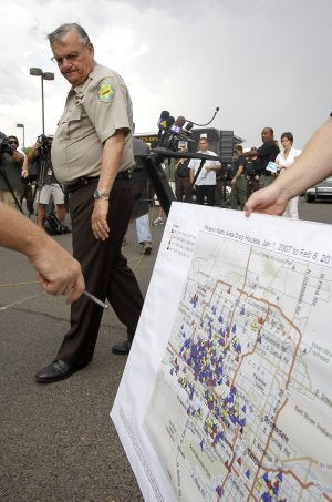 El sheriff Arpaio observa un mapa con las casas de delincuentes que han sido clausuradas. ::
AP/