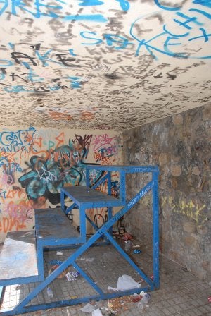 Las pequeñas gradas para ver el fútbol, llenas de suciedad y pintadas en las paredes. :: PALMA/
