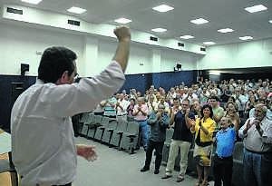 Calle es aclamado por la asamblea del PSOE tras ser designado candidato por la Ejecutiva local. ::
BRÍGIDO/
