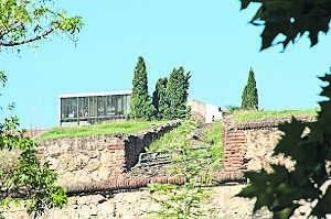 El cubo, donde se ubican algunos despachos de los profesores de la Facultad de Biblioteconomía, sobresale en el entorno de la Alcazaba. :: PAKOPÍ/