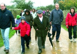 La lluvia no impidió el éxito de esta original iniciativa intergeneracional. ::
RAFAEL MOLINA/