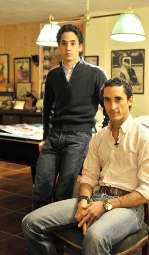 Dinastía. Santiago Ambel Posada, matador, y su hermano Juan Luis 'Posada de Maravillas', novillero sin picadores. :: JOSÉ VICENTE ARNELAS/