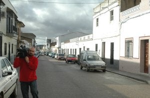 Imagen de la calle La Sierra de Arroyo, a la derecha está la casa donde vivía la chica. :: BRÍGIDO/