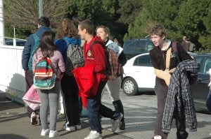 Alumnos a la salida de un colegio concertado en Mérida. :: BRÍGIDO/