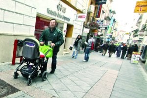 Una persona pasea por la calle Santa Eulalia empujando un carrito de bebé. :: J. M. ROMERO/