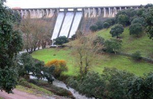 Embalse de Tentudía. A la derecha, el mes de diciembre. ::
R.M./