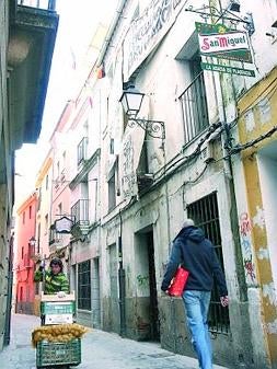 Fachada del edificio ocupado con las pancartas informativas.:: A. SOLÉ/