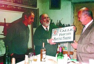 El pintor fallecido, con la placa que le regalaron sus amigos. :: CEDIDA/