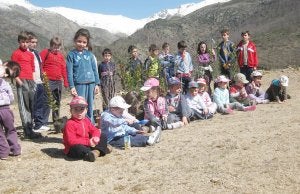 Niños tras la repoblación, con la sierra de fondo. :: A.G.S./