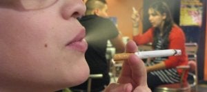 Una chica disfruta de un cigarrillo en una de las terrazas habilitadas tras la entrada en vigor de la reforma de la ley antitabaco. :: HOY/