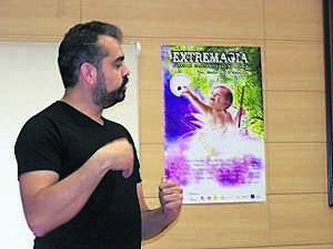 El mago Víctor Cerro, director de Extremagia 2011. :: C. PINO/