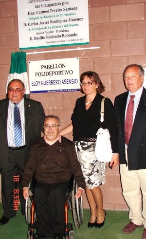 Eloy Guerrero, momentos después de descubrir la placa de su nombre en el nuevo pabellón deportivo. :: J. G./