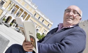 Francisco Díaz Vázquez lee la revista 'El quejío' en la Plaza de España de Badajoz. :: ARNELAS/