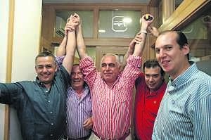 El candidato del PP y nuevo alcalde de Mérida, Pedro Acedo, entre miembros de su lista y responsables del partido. :: BRÍGIDO/
