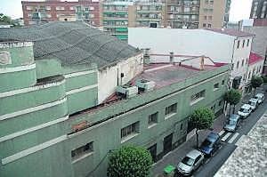 Vista aérea del cine-teatro María Luisa en la que se aprecia el deterioro de la cornisa y de parte de la fachada. :: BRÍGIDO/