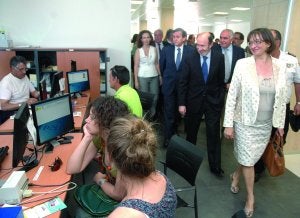El ministro y la comitiva en la Oficina de expedición del DNI y pasaporte. :: BRÍGIDO/