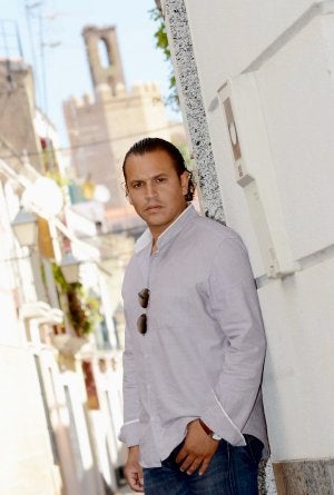 Paulo Molina con la torre de Espantaperros al fondo. ::
CASIMIRO MORENO/