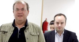 Iván Redondo, detrás del presidente de la Junta. :: BRÍGIDO/