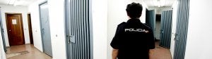El pasillo principal al que se abren las puertas de siete de los ocho calabozos con los que cuenta actualmente la Comisaría, ubicados en el sótano :: JORGE REY/