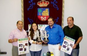 Celia Romero y Miguel de Tena con sus lámparas. :: C. PINO/