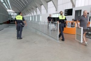 Dos agentes de la Policía cacereña en el interior del edificio Embarcadero. :: LORENZO CORDERO/