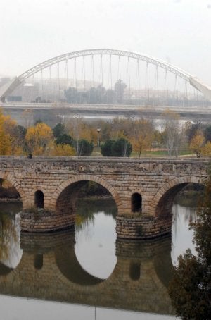 El Puente Lusitania se levanta, al fondo, en el río Guadiana a su paso por Mérida. :: BRÍGIDO/