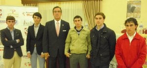 Luis Domínguez, Fernando Ramos, el presidente de 'El Albero' Baltasar Manzano, Juan Ángel García, Fernando Flores y Miguel Luna. :: A.O/