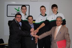 Jugadores y técnicos del EBA con los firmantes del convenio. :: S. E./
