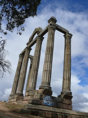 Un templo romano situado cerca del pantano de Valdecañas con pintadas. :: MIGUEL ÁNGEL MARCOS/