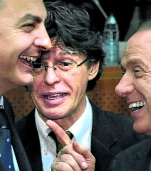 El intérprete Carlos Ameller con Zapatero y con Rajoy. A la izquierda, José Manuel Barroso, Rachida Dati, Angela Merkel y Tony Blair, usan los servicios de traducción ::
HORST WAGNER/EFE/