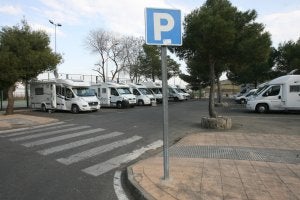 Caravanas estacionadas en el área de servicio del edificio Valhondo. :: LORENZO CORDERO/