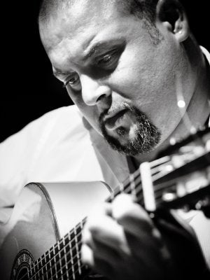 Perico de Paula, un guitarrista cacereño, estudioso del flamenco./