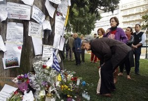 Cientos de personas visitaron ayer el ciprés de la céntrica plaza Sintagma bajo el que un jubilado se pegó un tiro. ::
EFE/