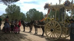 Imagen de los rocieros de la hermandad de Badajoz realizando el camino hacia la aldea almonteña. :: HOY/
