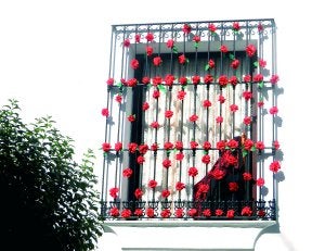 Balcón de una vivienda de Olivenza inspirado en Andalucía y decorado por María Becerra. :: L. G. A/