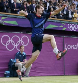 Murray celebra el triunfo sobre Federer en Wimbledon. :: REUTERS/
