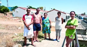 Rocío, Rosa, Miguel, Paco y Pepi posan junto a un jardín que lleva más de 20 años abandonado. :: PAKOPÍ/