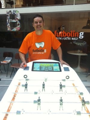Nacho juega con su 'Futboling', ayer durante la presentación oficial en Madrid. :: HOY/