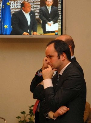 Iván Redondo, escuchando un discurso de Monago. :: HOY/