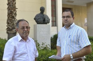 Los organizadores del evento en Badajoz posan con el busto de Don Bosco. ::
JOSE VICENTE ARNELAS/
