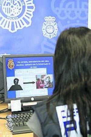La policía cuenta con una unidad específica para vigilar la red. :: HOY/