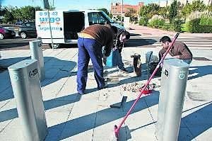 Los técnicos han estado trabajando en las bases estos días, entre ellas la de la Universidad. :: PAKOPÍ/