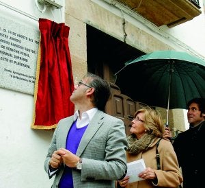 Pizarro, la viuda e hijo de Marino Barbero ante la placa . :: A. SOLÉ/