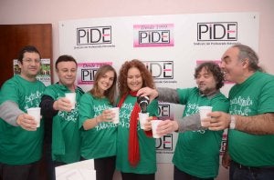 Miembros del sindicato PIDE celebran ayer en su sede regional de Mérida la sentencia. :: BRÍGIDO/