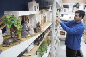 Todos los belenes puestos a la venta en el mercado incluyen mula y buey. La cita se puede visitar hasta el 9 de diciembre. :: MARISA NÚÑEZ/